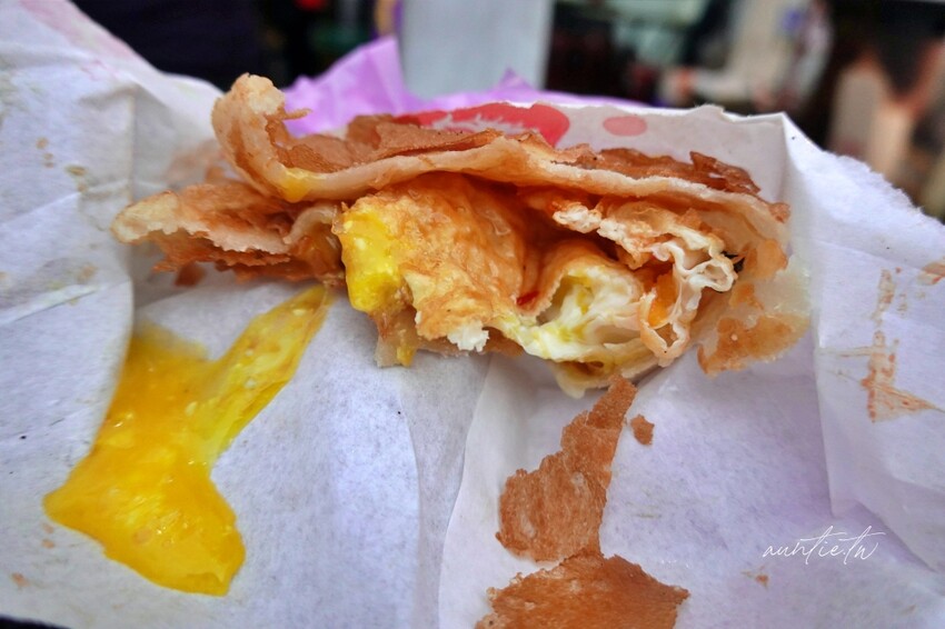 台北市士林區【台北】士林｜北投炸蛋蔥油餅，皮Q蓬鬆不油膩，越炸越澎光看過程超療癒！