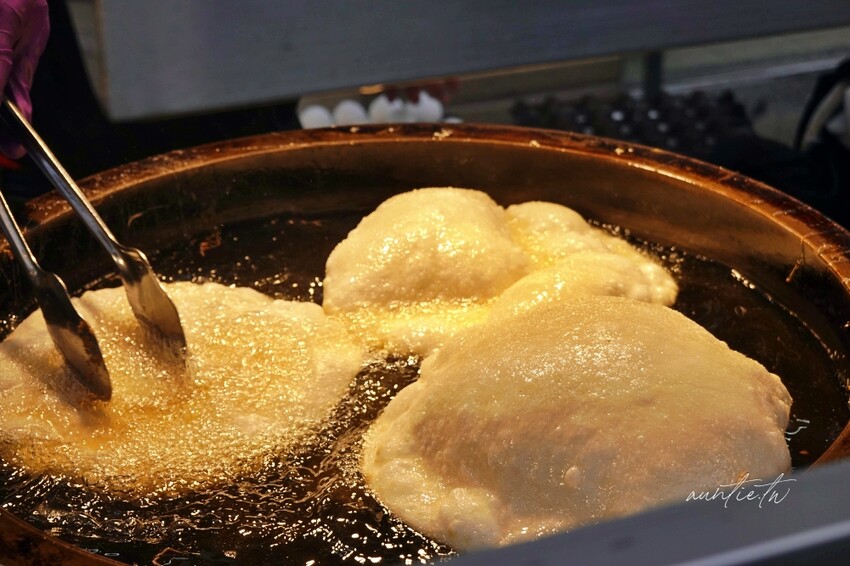 台北市士林區【台北】士林｜北投炸蛋蔥油餅，皮Q蓬鬆不油膩，越炸越澎光看過程超療癒！