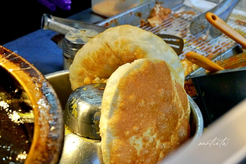 台北市士林區【台北】士林｜北投炸蛋蔥油餅，皮Q蓬鬆不油膩，越炸越澎光看過程超療癒！