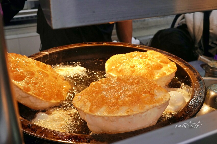 台北市士林區【台北】士林｜北投炸蛋蔥油餅，皮Q蓬鬆不油膩，越炸越澎光看過程超療癒！