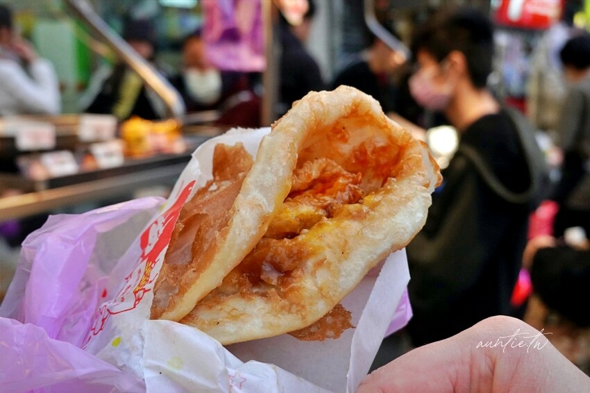台北市士林區【台北】士林｜北投炸蛋蔥油餅，皮Q蓬鬆不油膩，越炸越澎光看過程超療癒！