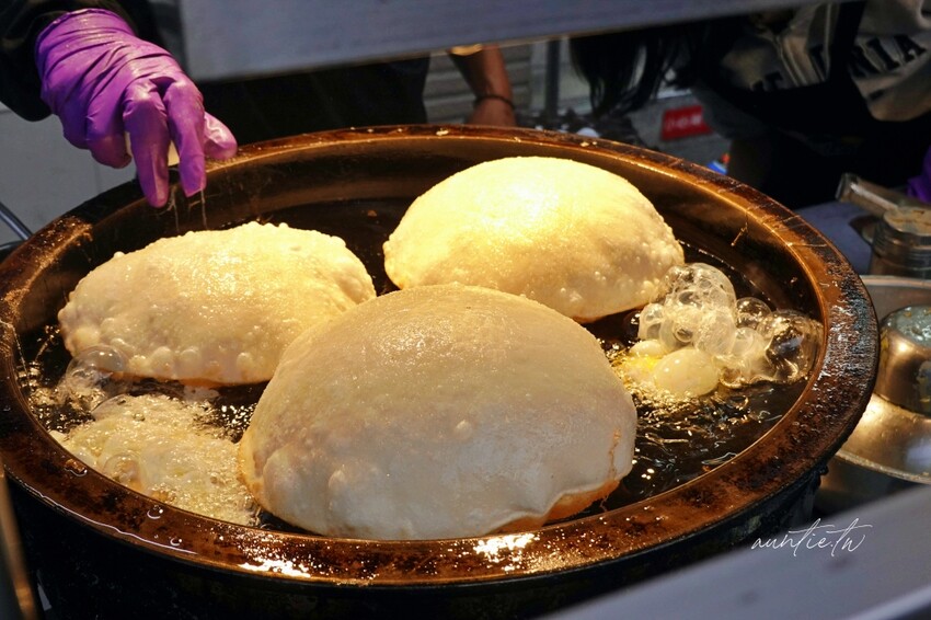 台北市士林區【台北】士林｜北投炸蛋蔥油餅，皮Q蓬鬆不油膩，越炸越澎光看過程超療癒！