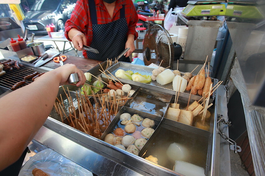 高雄市左營區吃​​。高雄市｜左營區。「李天生古早味香腸（創始店）」傳承三代飄香超過一甲子傳統小吃，隱身在百年古厝旁