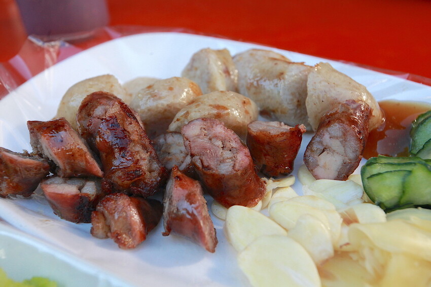 高雄市左營區吃​​。高雄市｜左營區。「李天生古早味香腸（創始店）」傳承三代飄香超過一甲子傳統小吃，隱身在百年古厝旁