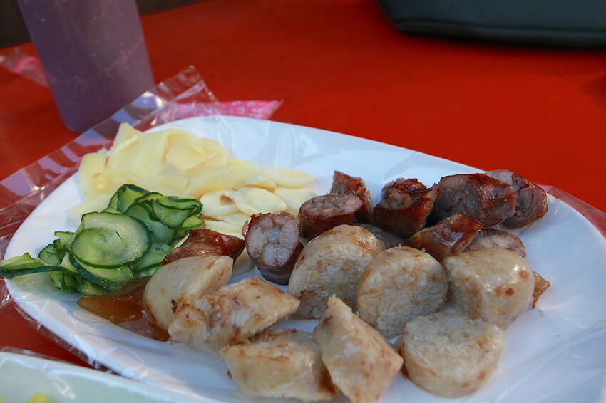 高雄市左營區吃​​。高雄市｜左營區。「李天生古早味香腸（創始店）」傳承三代飄香超過一甲子傳統小吃，隱身在百年古厝旁