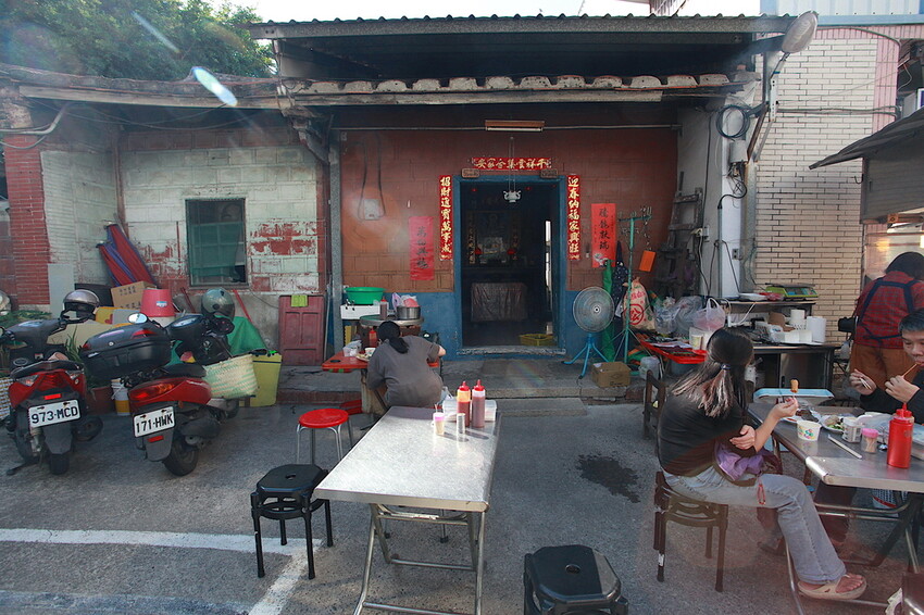 高雄市左營區吃​​。高雄市｜左營區。「李天生古早味香腸（創始店）」傳承三代飄香超過一甲子傳統小吃，隱身在百年古厝旁