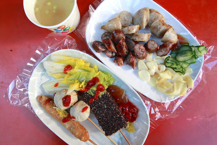 高雄市左營區吃​​。高雄市｜左營區。「李天生古早味香腸（創始店）」傳承三代飄香超過一甲子傳統小吃，隱身在百年古厝旁