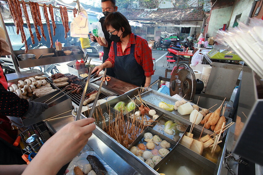 高雄市左營區吃​​。高雄市｜左營區。「李天生古早味香腸（創始店）」傳承三代飄香超過一甲子傳統小吃，隱身在百年古厝旁