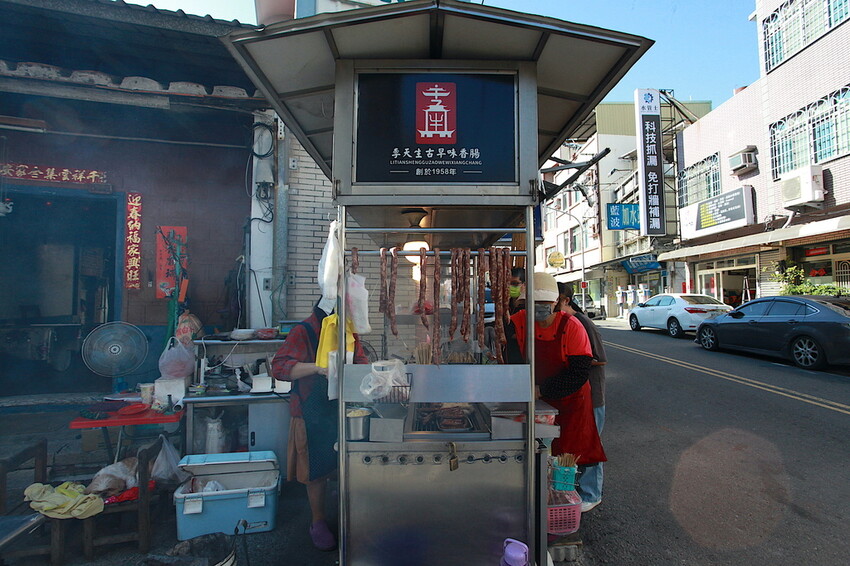 高雄市左營區吃​​。高雄市｜左營區。「李天生古早味香腸（創始店）」傳承三代飄香超過一甲子傳統小吃，隱身在百年古厝旁