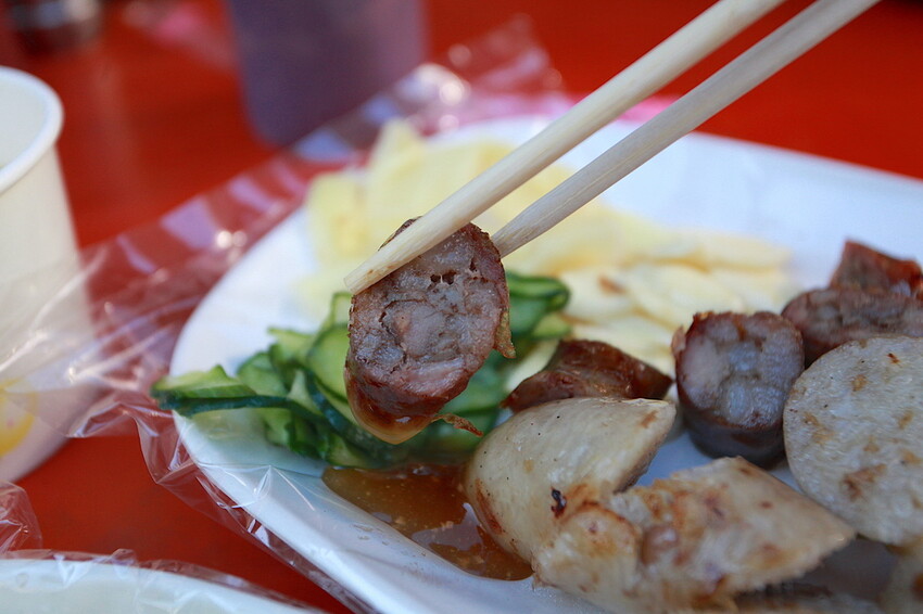 高雄市左營區吃​​。高雄市｜左營區。「李天生古早味香腸（創始店）」傳承三代飄香超過一甲子傳統小吃，隱身在百年古厝旁