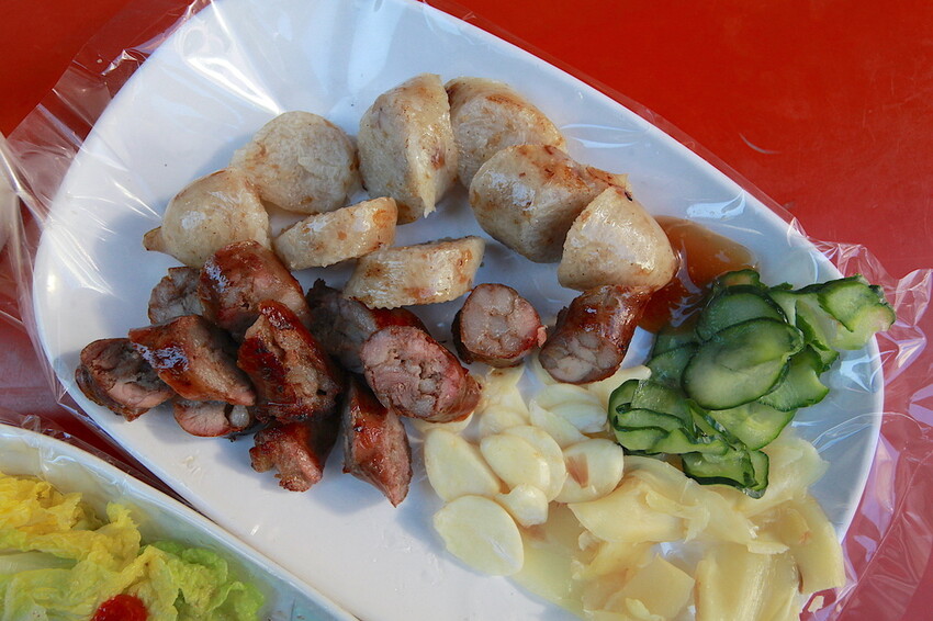 高雄市左營區吃​​。高雄市｜左營區。「李天生古早味香腸（創始店）」傳承三代飄香超過一甲子傳統小吃，隱身在百年古厝旁