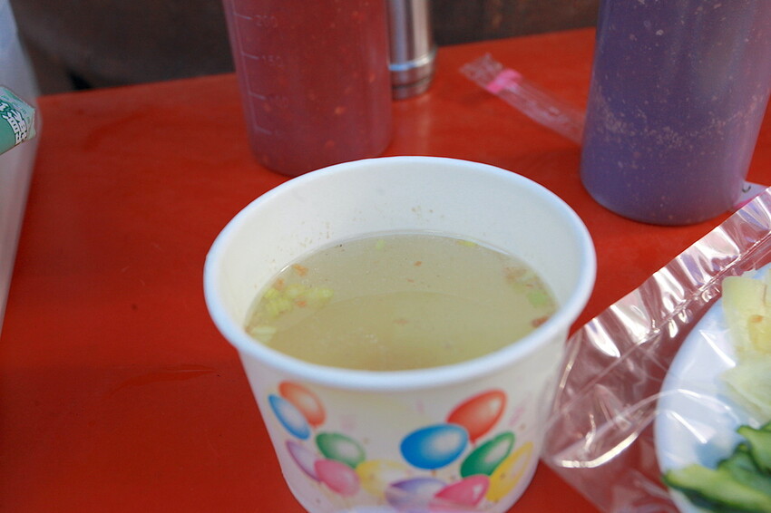 高雄市左營區吃​​。高雄市｜左營區。「李天生古早味香腸（創始店）」傳承三代飄香超過一甲子傳統小吃，隱身在百年古厝旁