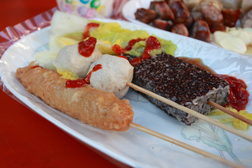 高雄市左營區吃​​。高雄市｜左營區。「李天生古早味香腸（創始店）」傳承三代飄香超過一甲子傳統小吃，隱身在百年古厝旁