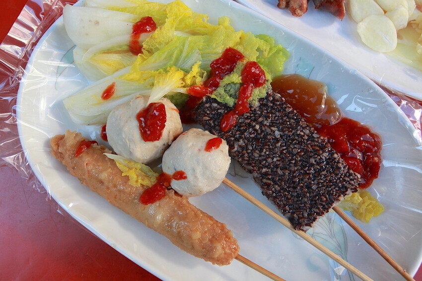 高雄市左營區吃​​。高雄市｜左營區。「李天生古早味香腸（創始店）」傳承三代飄香超過一甲子傳統小吃，隱身在百年古厝旁