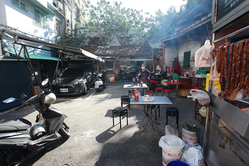 高雄市左營區吃​​。高雄市｜左營區。「李天生古早味香腸（創始店）」傳承三代飄香超過一甲子傳統小吃，隱身在百年古厝旁