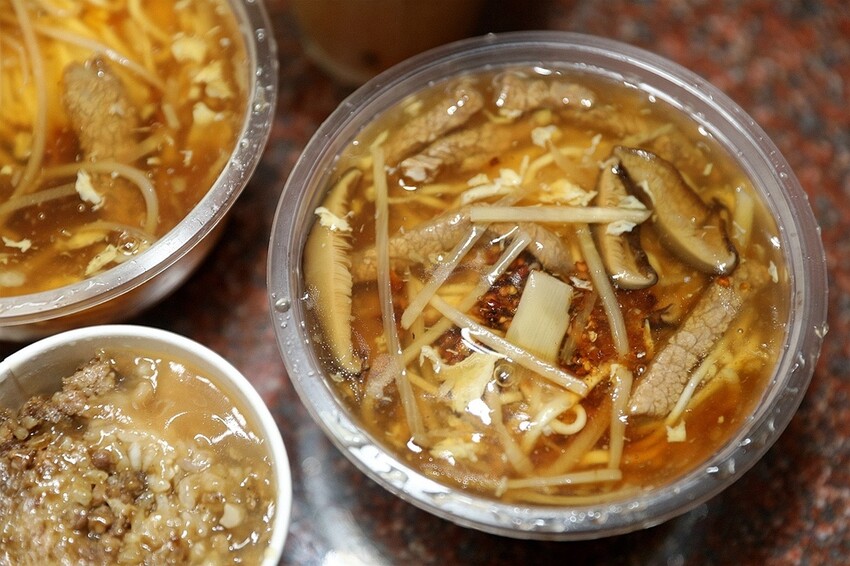 南投縣竹山鎮北港香菇肉羹｜經典台式小吃！古早味「香菇赤肉羹」在地人激推隱藏美食 。菜單價位(南投竹山老街小吃)