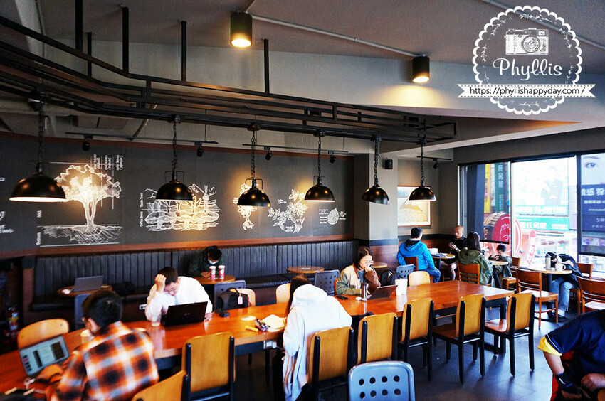 『STARBUCKS 星巴克-龍潭門市』享受寬敞舒適的咖啡時光｜不限時咖啡廳｜環境寬敞停車方便｜不定時驚喜咖啡買一送一優惠｜龍潭咖啡廳 - 相片中的菲莉絲