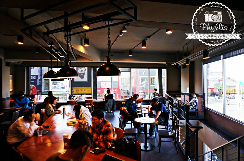 『STARBUCKS 星巴克-龍潭門市』享受寬敞舒適的咖啡時光｜不限時咖啡廳｜環境寬敞停車方便｜不定時驚喜咖啡買一送一優惠｜龍潭咖啡廳 - 相片中的菲莉絲