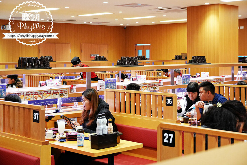 楊梅新開幕『スシロー壽司郎-楊梅中山店』超平價海膽大放送|每盤最低只要40元|停車方便|親子餐廳首選|楊梅餐廳推薦 - 相片中的菲莉絲