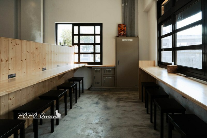 台中市西區甲拉麵－國家漫畫博物館店一邊看漫畫一邊吃拉麵 可以這樣嗎？