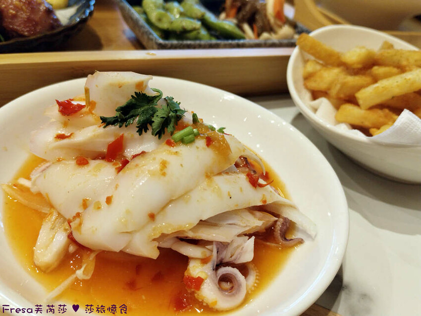 高雄市左營區高雄麵食【餓呆】超人氣！紅燒三寶麵醇厚湯頭＋肉多大塊.特製豬腳飯Ｑ嚼又香│義享時尚廣場│凹仔底捷運站│新上國小輕軌站│左營美食