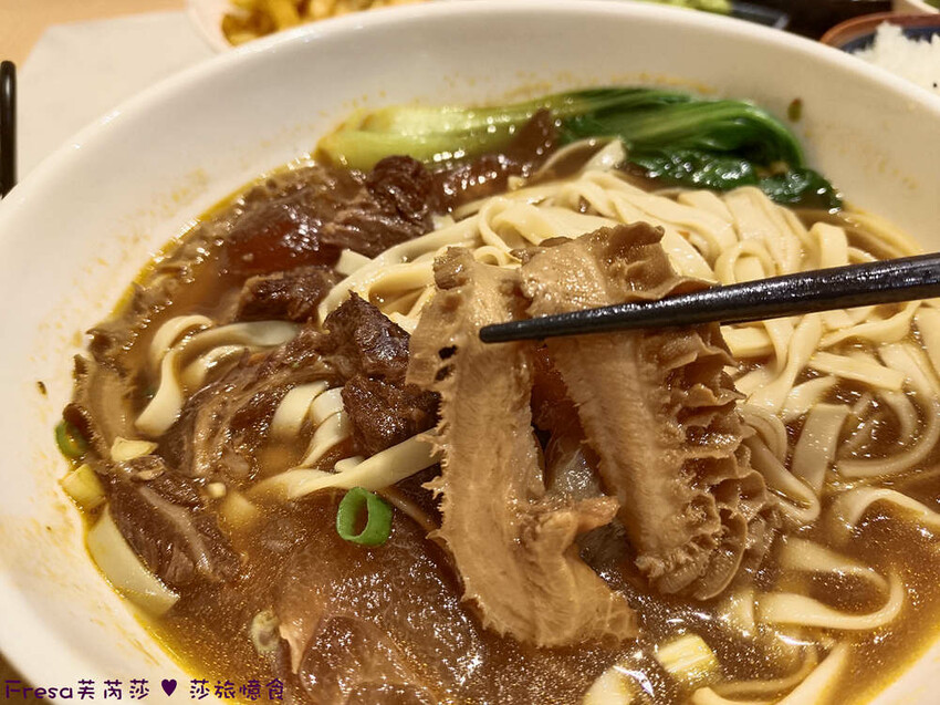 高雄市左營區高雄麵食【餓呆】超人氣！紅燒三寶麵醇厚湯頭＋肉多大塊.特製豬腳飯Ｑ嚼又香│義享時尚廣場│凹仔底捷運站│新上國小輕軌站│左營美食