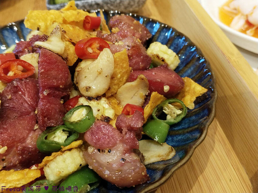 高雄市左營區高雄麵食【餓呆】超人氣！紅燒三寶麵醇厚湯頭＋肉多大塊.特製豬腳飯Ｑ嚼又香│義享時尚廣場│凹仔底捷運站│新