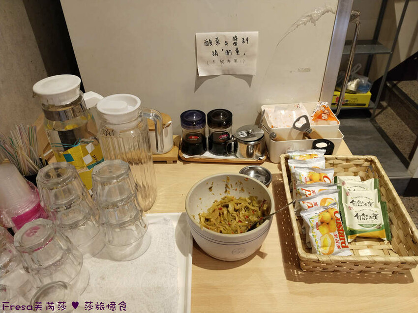 高雄市左營區高雄麵食【餓呆】超人氣！紅燒三寶麵醇厚湯頭＋肉多大塊.特製豬腳飯Ｑ嚼又香│義享時尚廣場│凹仔底捷運站│新上國小輕軌站│左營美食