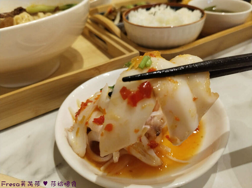 高雄市左營區高雄麵食【餓呆】超人氣！紅燒三寶麵醇厚湯頭＋肉多大塊.特製豬腳飯Ｑ嚼又香│義享時尚廣場│凹仔底捷運站│新