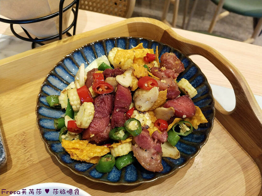 高雄市左營區高雄麵食【餓呆】超人氣！紅燒三寶麵醇厚湯頭＋肉多大塊.特製豬腳飯Ｑ嚼又香│義享時尚廣場│凹仔底捷運站│新上國小輕軌站│左營美食