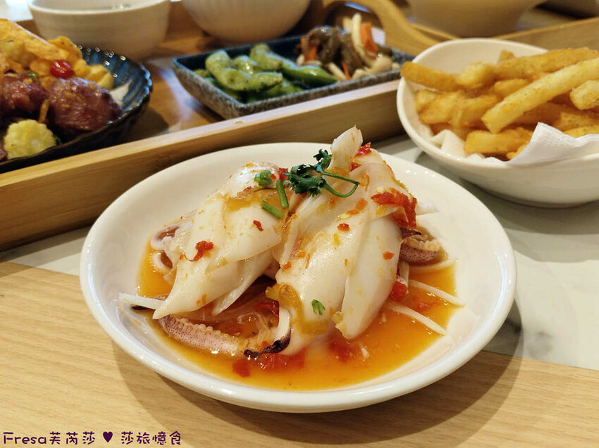 高雄市左營區高雄麵食【餓呆】超人氣！紅燒三寶麵醇厚湯頭＋肉多大塊.特製豬腳飯Ｑ嚼又香│義享時尚廣場│凹仔底捷運站│新上國小輕軌站│左營美食