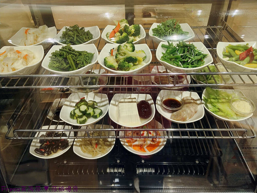 高雄市左營區高雄麵食【餓呆】超人氣！紅燒三寶麵醇厚湯頭＋肉多大塊.特製豬腳飯Ｑ嚼又香│義享時尚廣場│凹仔底捷運站│新