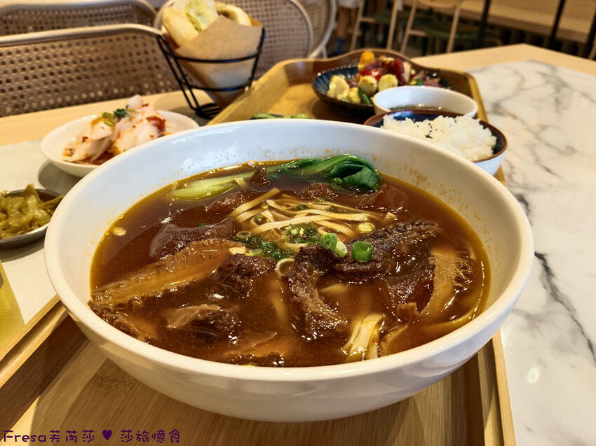 高雄市左營區高雄麵食【餓呆】超人氣！紅燒三寶麵醇厚湯頭＋肉多大塊.特製豬腳飯Ｑ嚼又香│義享時尚廣場│凹仔底捷運站│新上國小輕軌站│左營美食