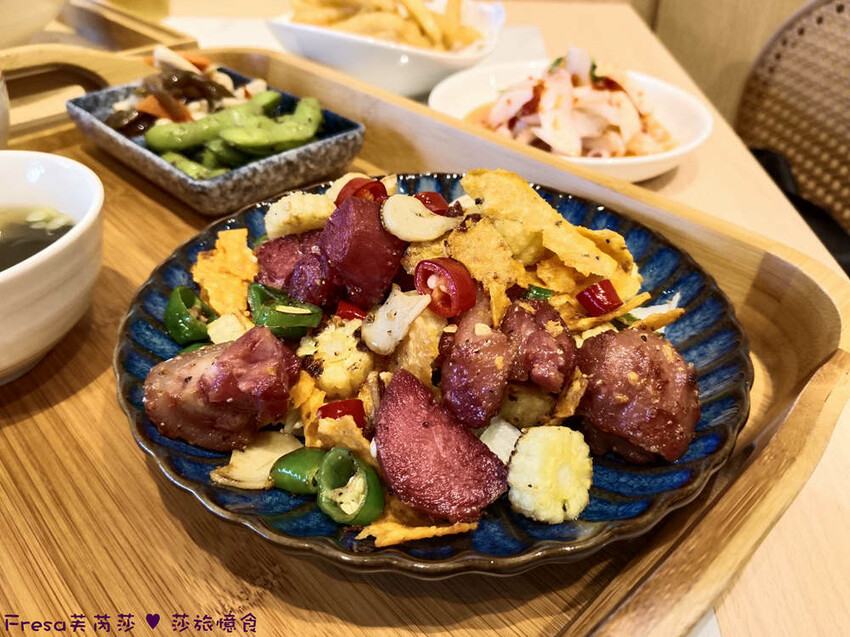 高雄市左營區高雄麵食【餓呆】超人氣！紅燒三寶麵醇厚湯頭＋肉多大塊.特製豬腳飯Ｑ嚼又香│義享時尚廣場│凹仔底捷運站│新