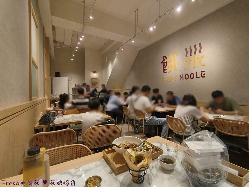 高雄市左營區高雄麵食【餓呆】超人氣！紅燒三寶麵醇厚湯頭＋肉多大塊.特製豬腳飯Ｑ嚼又香│義享時尚廣場│凹仔底捷運站│新上國小輕軌站│左營美食