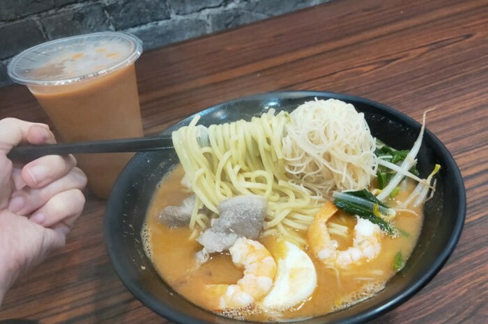 高雄市左營區高雄麵食【餓呆】超人氣！紅燒三寶麵醇厚湯頭＋肉多大塊.特製豬腳飯Ｑ嚼又香│義享時尚廣場│凹仔底捷運站│新