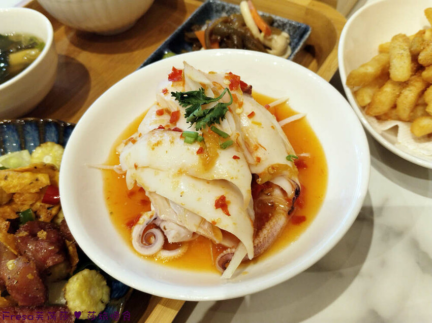 高雄市左營區高雄麵食【餓呆】超人氣！紅燒三寶麵醇厚湯頭＋肉多大塊.特製豬腳飯Ｑ嚼又香│義享時尚廣場│凹仔底捷運站│新