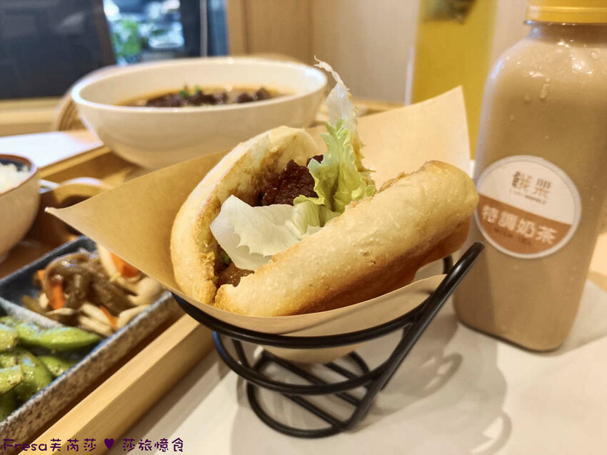 高雄市左營區高雄麵食【餓呆】超人氣！紅燒三寶麵醇厚湯頭＋肉多大塊.特製豬腳飯Ｑ嚼又香│義享時尚廣場│凹仔底捷運站│新上國小輕軌站│左營美食