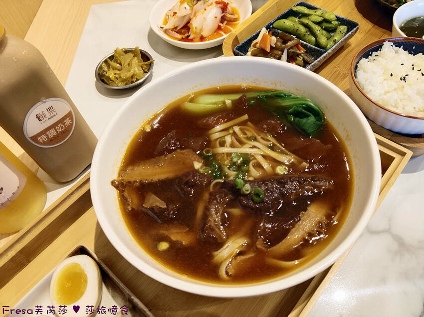 高雄市左營區高雄麵食【餓呆】超人氣！紅燒三寶麵醇厚湯頭＋肉多大塊.特製豬腳飯Ｑ嚼又香│義享時尚廣場│凹仔底捷運站│新