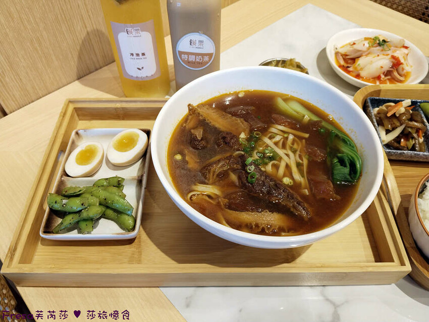 高雄市左營區高雄麵食【餓呆】超人氣！紅燒三寶麵醇厚湯頭＋肉多大塊.特製豬腳飯Ｑ嚼又香│義享時尚廣場│凹仔底捷運站│新