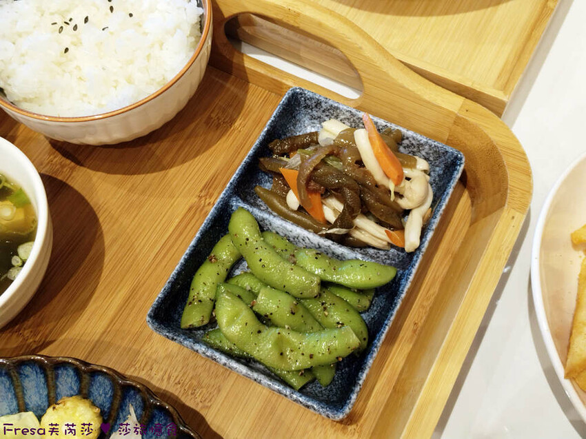 高雄市左營區高雄麵食【餓呆】超人氣！紅燒三寶麵醇厚湯頭＋肉多大塊.特製豬腳飯Ｑ嚼又香│義享時尚廣場│凹仔底捷運站│新上國小輕軌站│左營美食