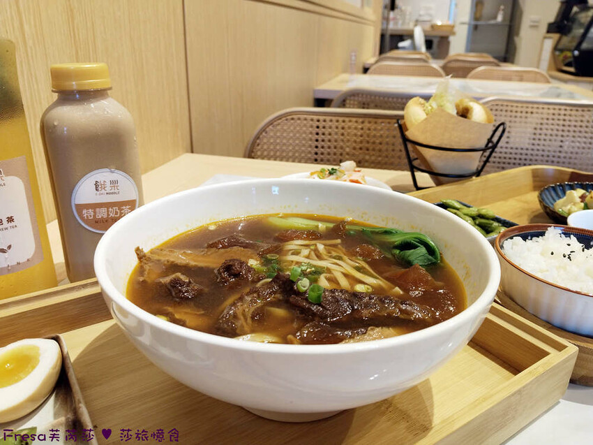 高雄市左營區高雄麵食【餓呆】超人氣！紅燒三寶麵醇厚湯頭＋肉多大塊.特製豬腳飯Ｑ嚼又香│義享時尚廣場│凹仔底捷運站│新