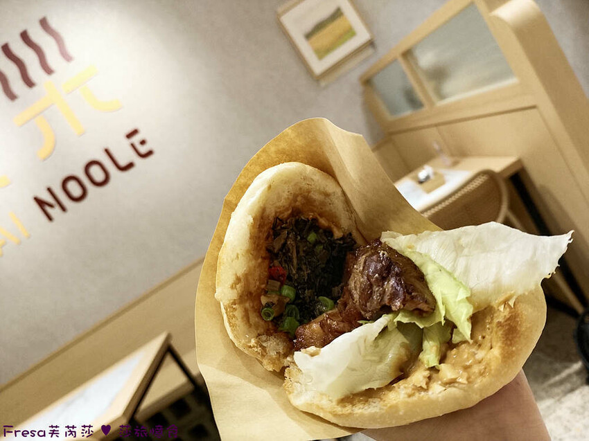 高雄市左營區高雄麵食【餓呆】超人氣！紅燒三寶麵醇厚湯頭＋肉多大塊.特製豬腳飯Ｑ嚼又香│義享時尚廣場│凹仔底捷運站│新上國小輕軌站│左營美食