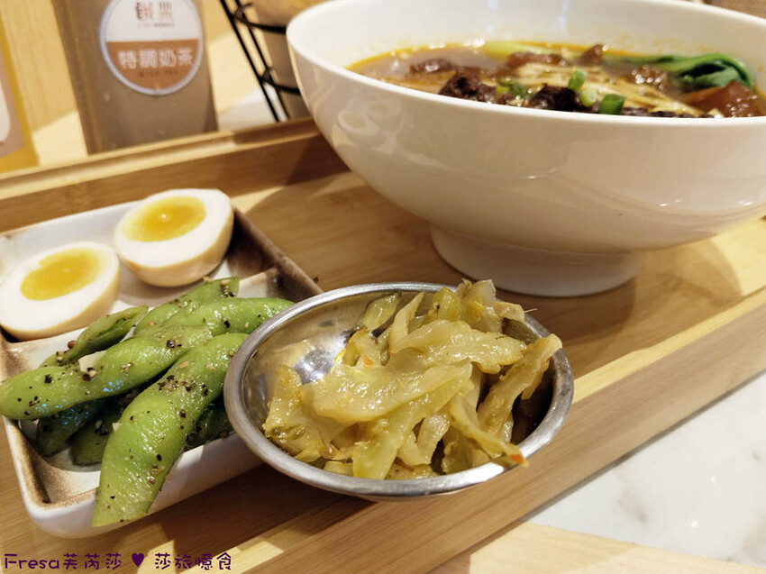 高雄市左營區高雄麵食【餓呆】超人氣！紅燒三寶麵醇厚湯頭＋肉多大塊.特製豬腳飯Ｑ嚼又香│義享時尚廣場│凹仔底捷運站│新