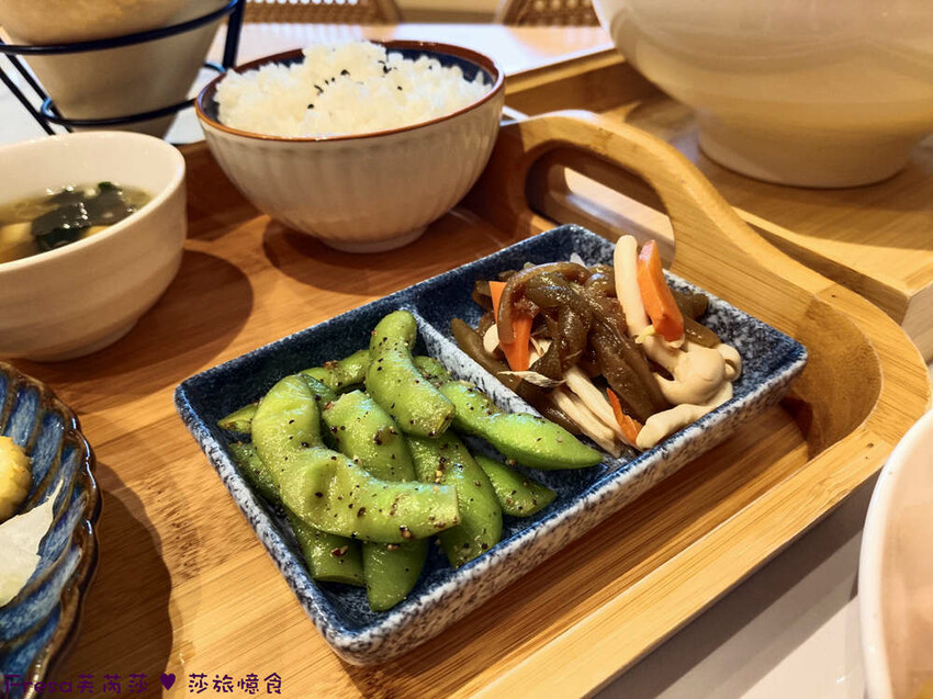 高雄市左營區高雄麵食【餓呆】超人氣！紅燒三寶麵醇厚湯頭＋肉多大塊.特製豬腳飯Ｑ嚼又香│義享時尚廣場│凹仔底捷運站│新