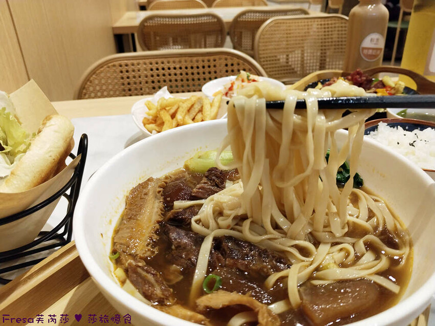 高雄市左營區高雄麵食【餓呆】超人氣！紅燒三寶麵醇厚湯頭＋肉多大塊.特製豬腳飯Ｑ嚼又香│義享時尚廣場│凹仔底捷運站│新