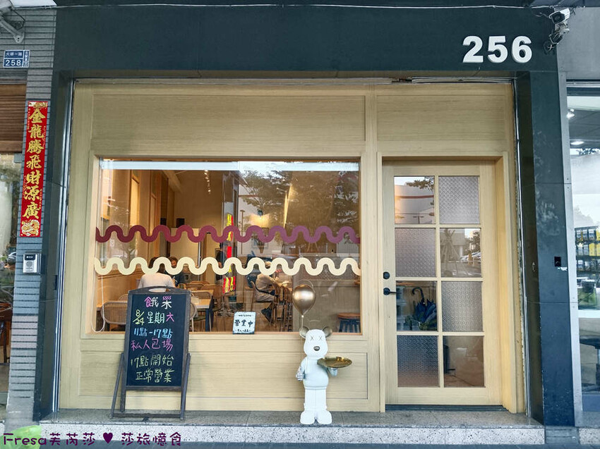 高雄市左營區高雄麵食【餓呆】超人氣！紅燒三寶麵醇厚湯頭＋肉多大塊.特製豬腳飯Ｑ嚼又香│義享時尚廣場│凹仔底捷運站│新