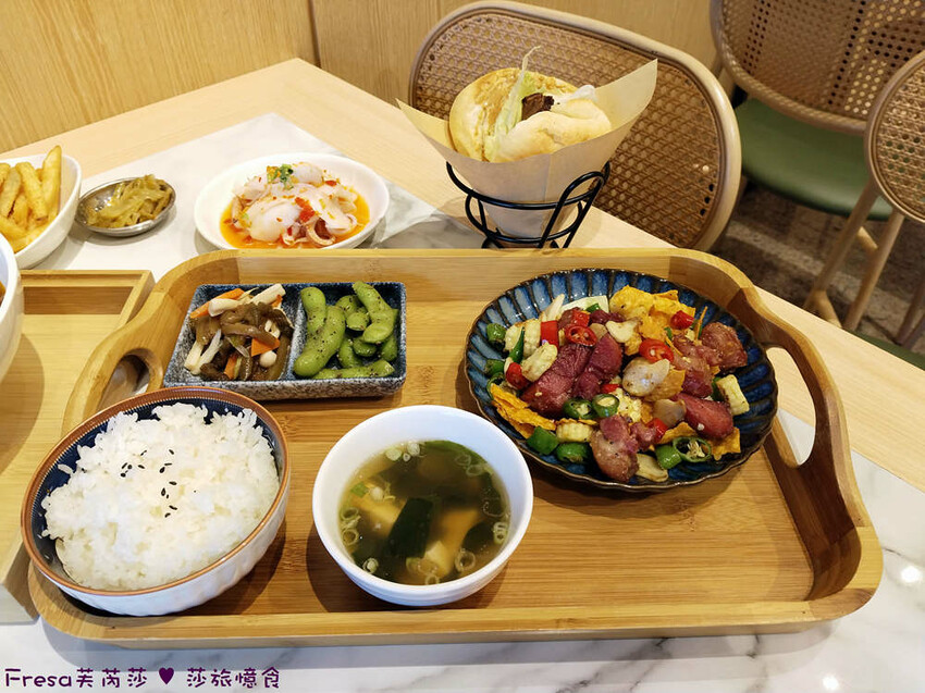 高雄市左營區高雄麵食【餓呆】超人氣！紅燒三寶麵醇厚湯頭＋肉多大塊.特製豬腳飯Ｑ嚼又香│義享時尚廣場│凹仔底捷運站│新