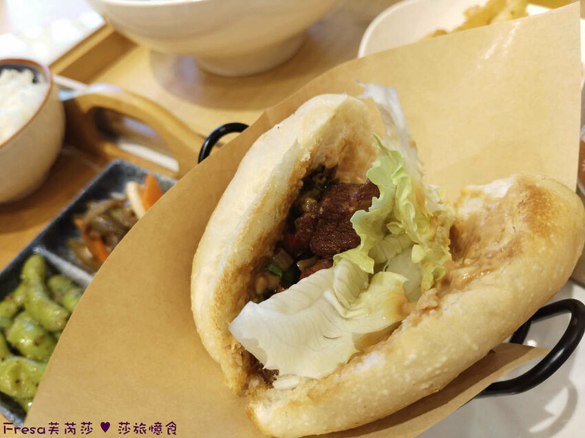 高雄市左營區高雄麵食【餓呆】超人氣！紅燒三寶麵醇厚湯頭＋肉多大塊.特製豬腳飯Ｑ嚼又香│義享時尚廣場│凹仔底捷運站│新上國小輕軌站│左營美食