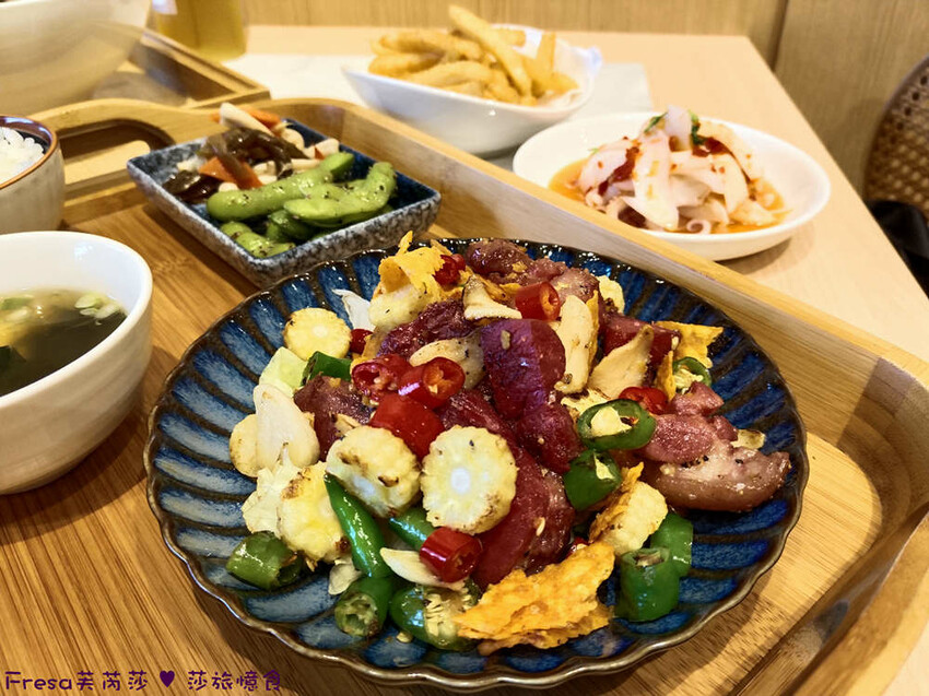 高雄市左營區高雄麵食【餓呆】超人氣！紅燒三寶麵醇厚湯頭＋肉多大塊.特製豬腳飯Ｑ嚼又香│義享時尚廣場│凹仔底捷運站│新上國小輕軌站│左營美食